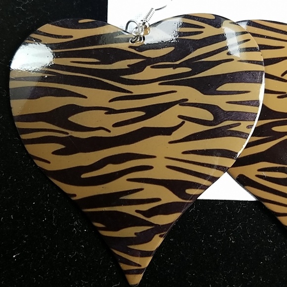 NWT Zebra Black and Brown Solid Heart Earrings - Picture 3 of 4